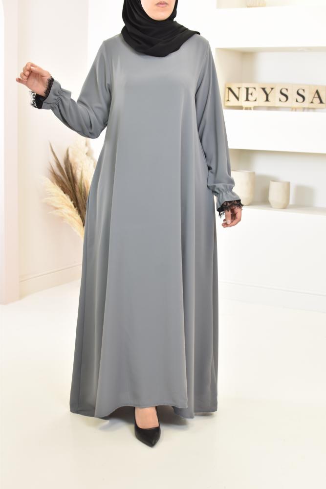 Abaya ample et fluide femme voilée